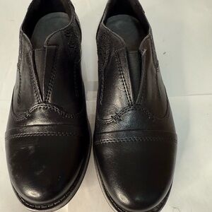 Earth womens Blythe wide Black Leather Slip-On Shoes. Size 6D